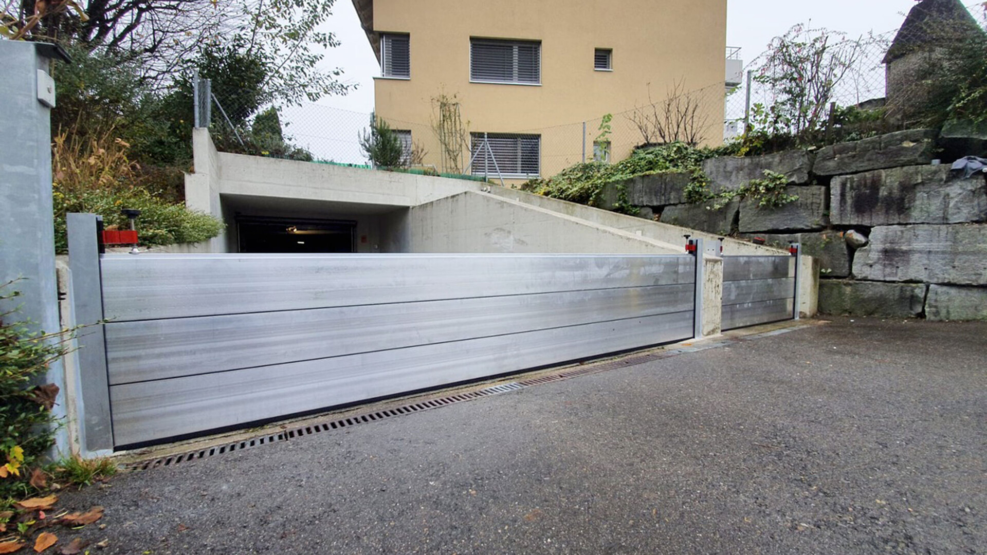 Temporary flood defense barriers installed by Flood Safe Solution in St. Petersburg, near me
